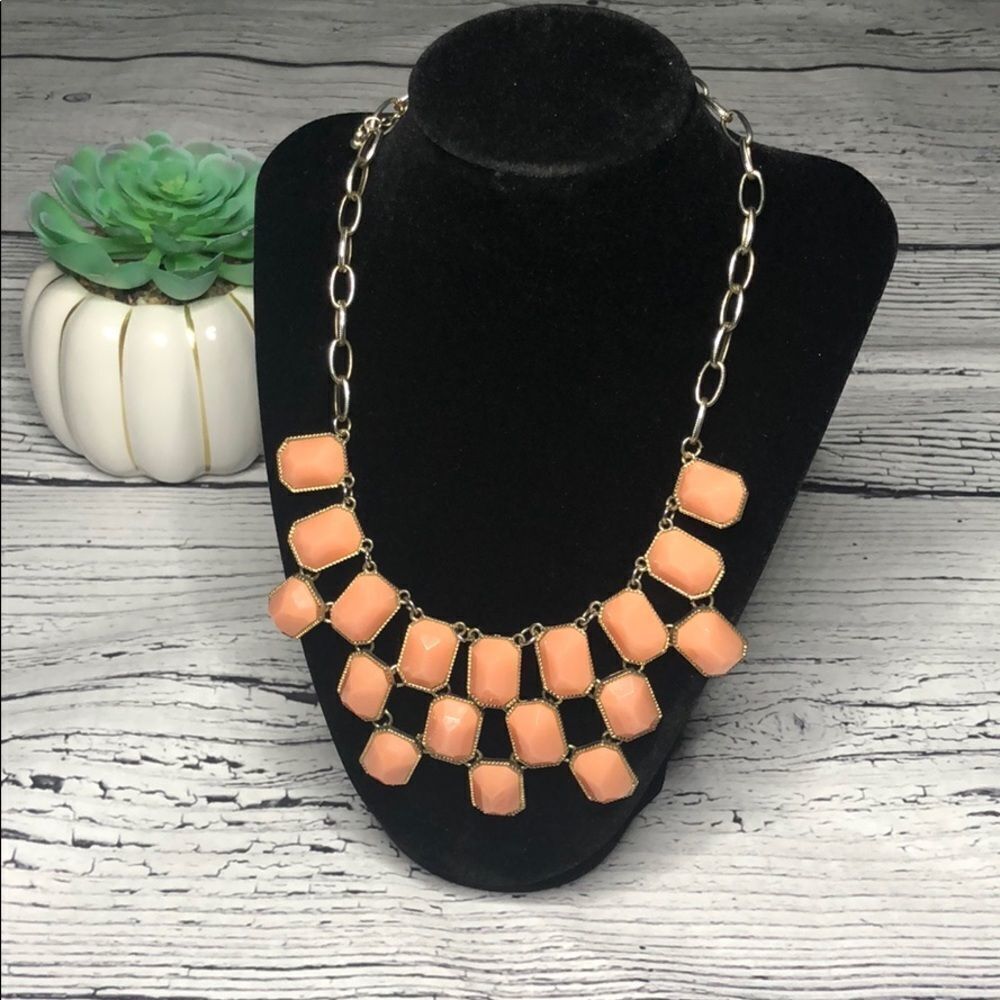 🍭6/$30 NY peach and gold tone bib statement necklace